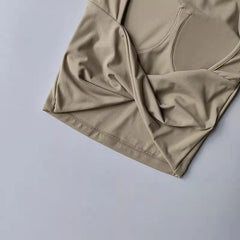 Backless long-sleeve crop top for yoga/fitness.