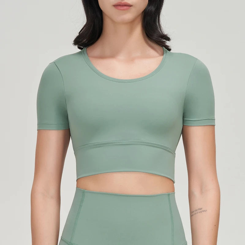 Women’s Gym Crop Top – breathable, elastic, removable pads.